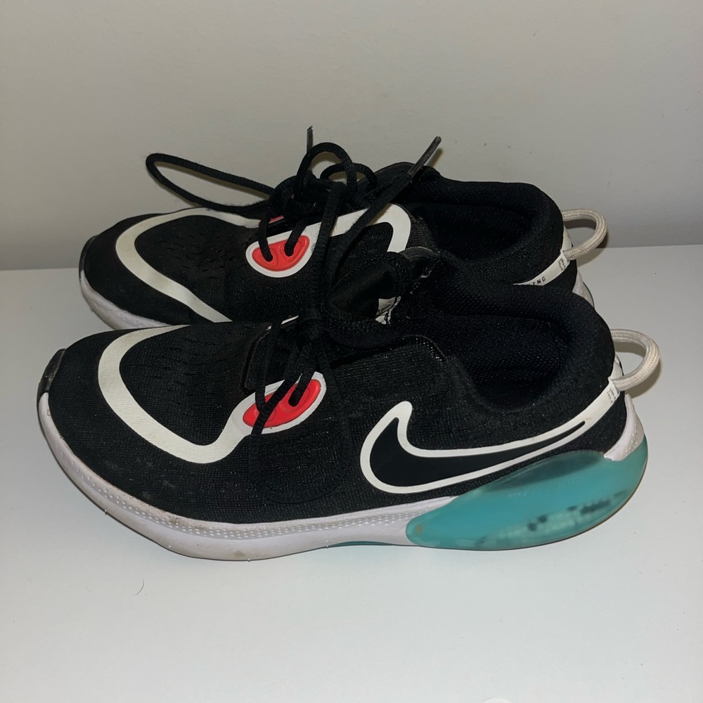 Nike Tennis Shoes - Picture 1 of 4